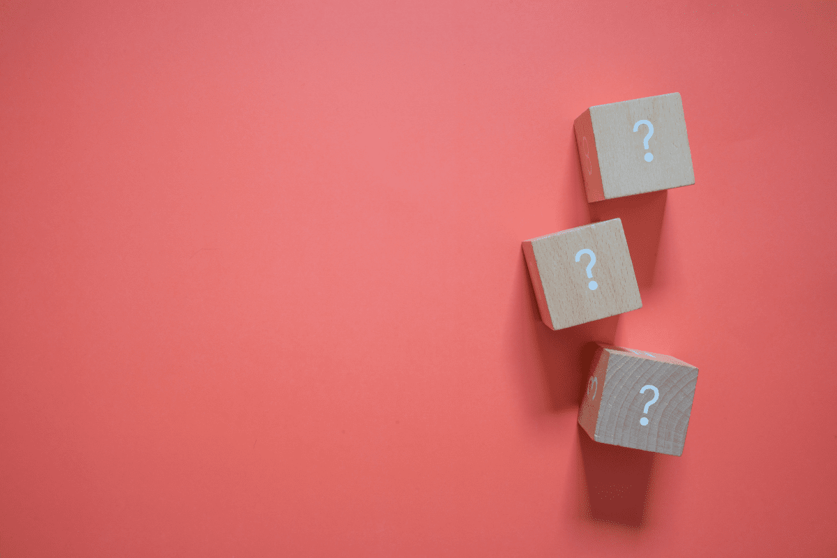 ハテナマークの3つの積み木ブロックとコピースペース