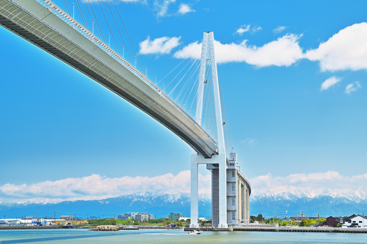 射水市の新湊大橋