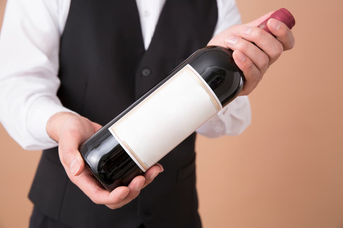 ワインを手に持つワインソムリエ