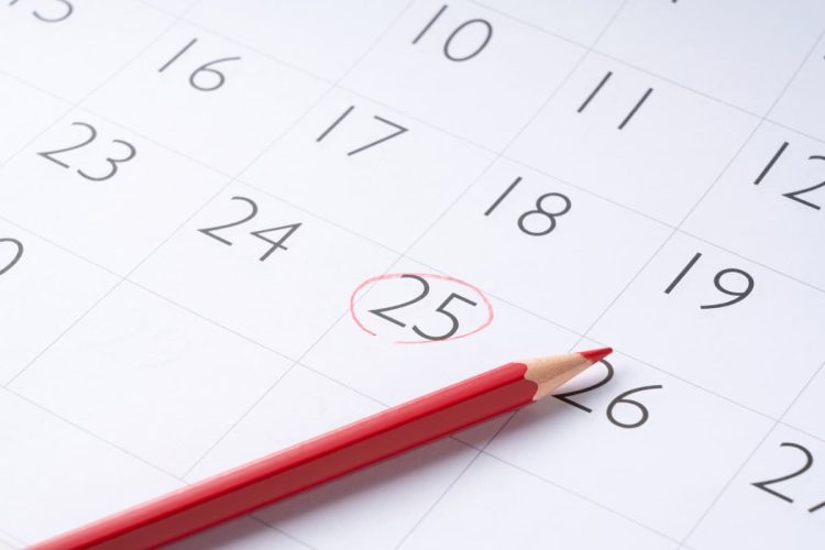 赤ペンで丸がついたカレンダー