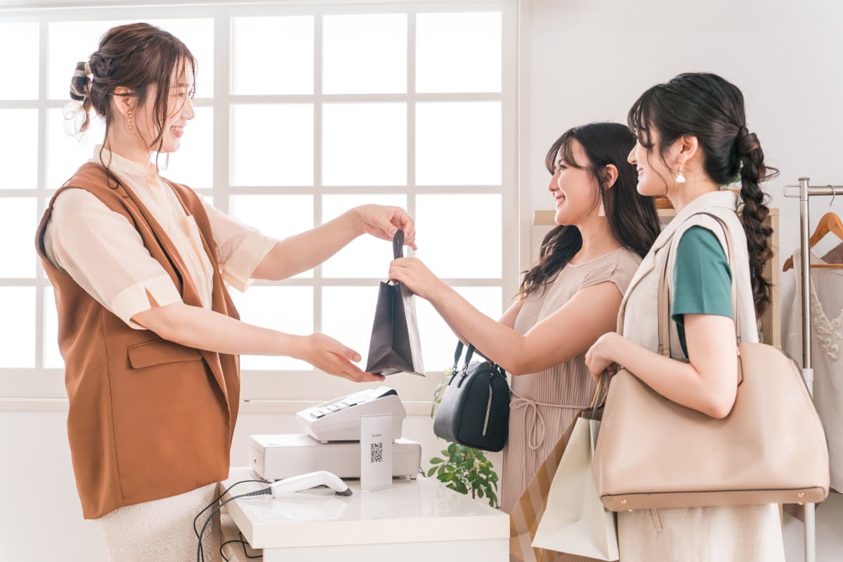 アパレル販売員と二人の女性客
