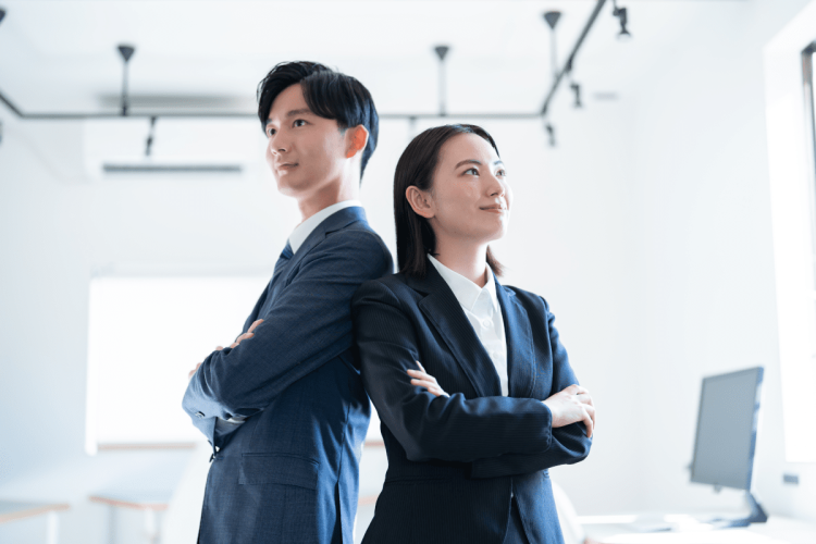 オフィスで腕組する男女のビジネスマン
