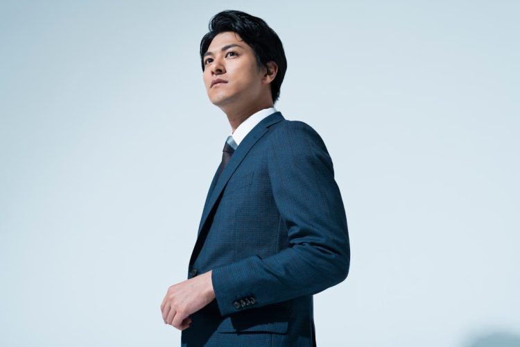 遠くを見つめるビジネスマン