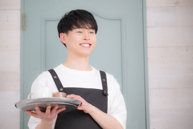 バイトで接客をする男子高校生
