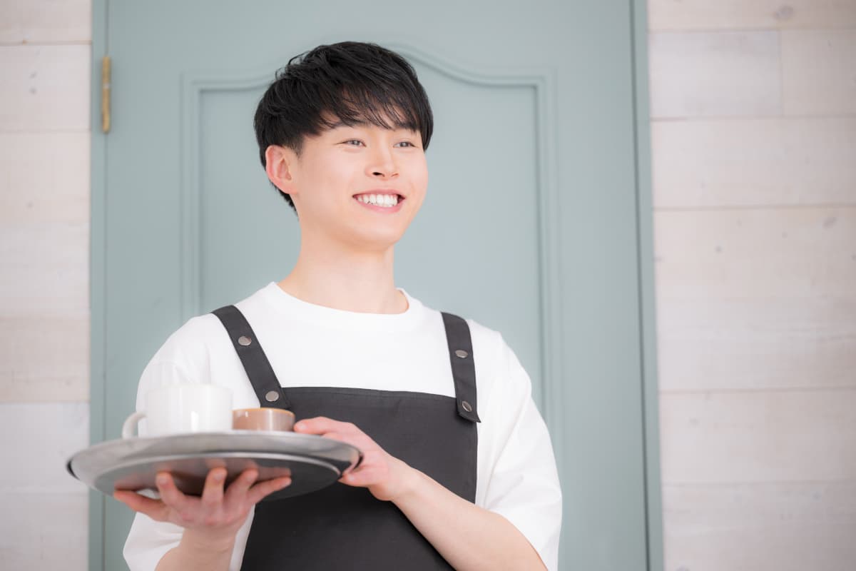バイトで接客をする男子高校生