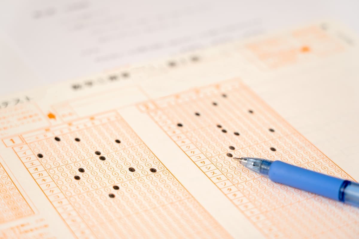 シャープペンで塗りつぶされたマークシート