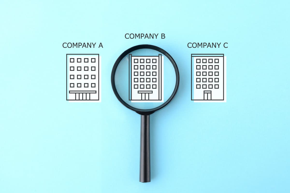 3つの会社を虫眼鏡を使って比較