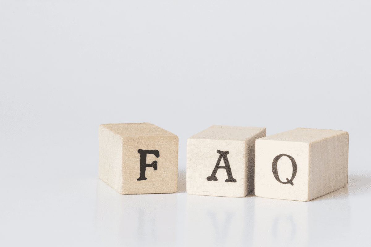 横に並んだFAQのアルファベットが書かれた積み木