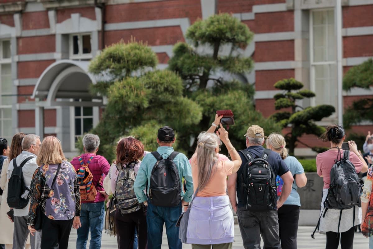 東京駅で観光するインバウンド観光客