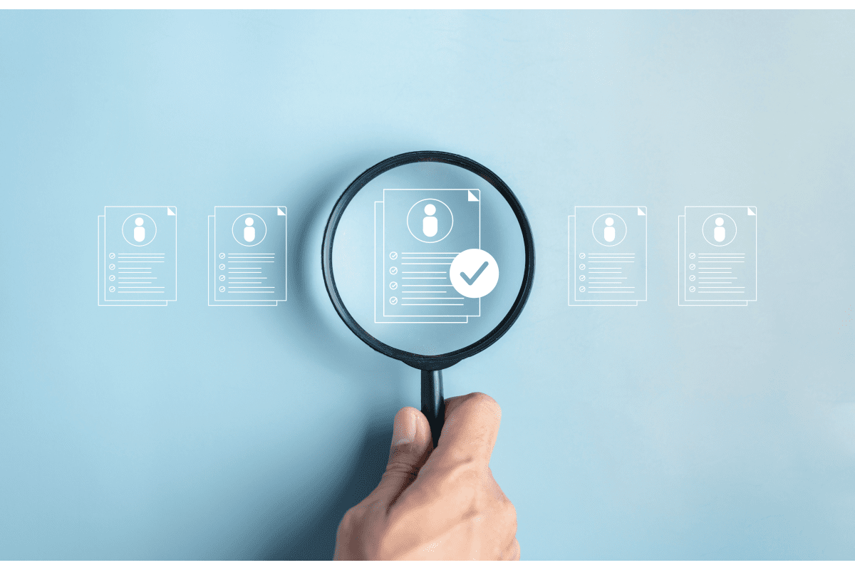 人材ファイルにあてる虫眼鏡