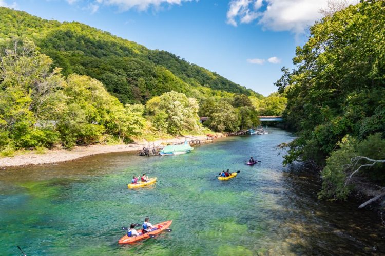 千歳川でカヌーを楽しむ人たち