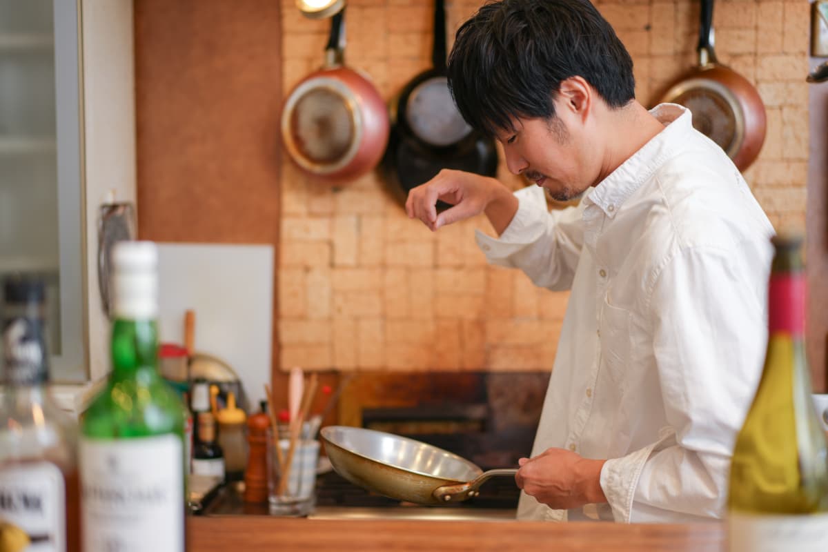 厨房で料理をする調理師