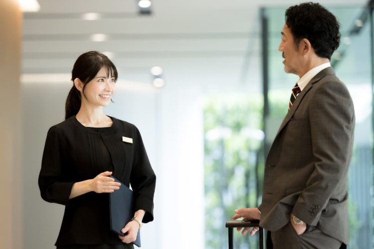 お客様を迎えるホテルスタッフ