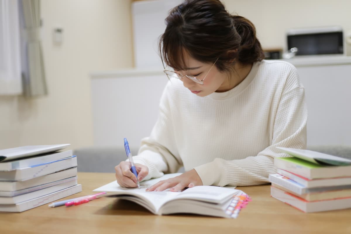 自宅で資格の勉強をする女性