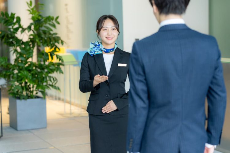 お客様をお迎えする女性スタッフ