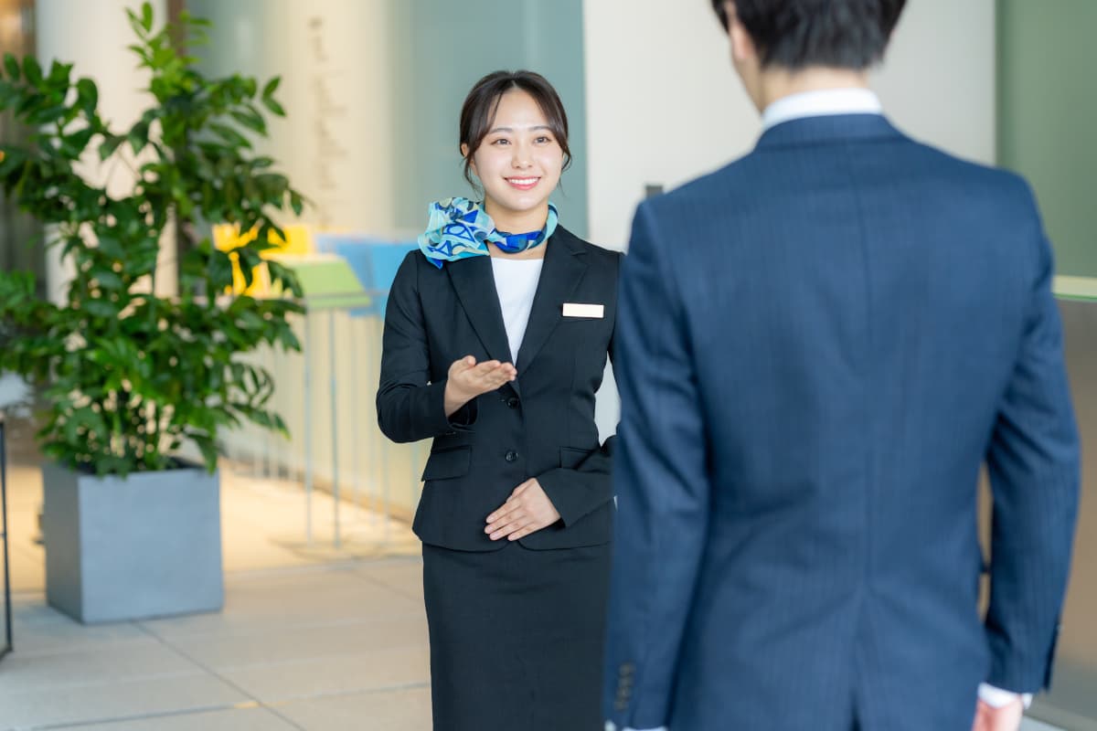 お客様をお迎えする女性スタッフ