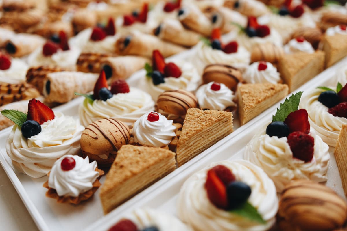 大量に並べられたケーキ