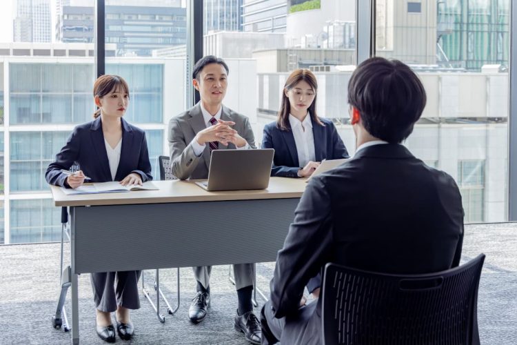 3人の面接官と面接する男性