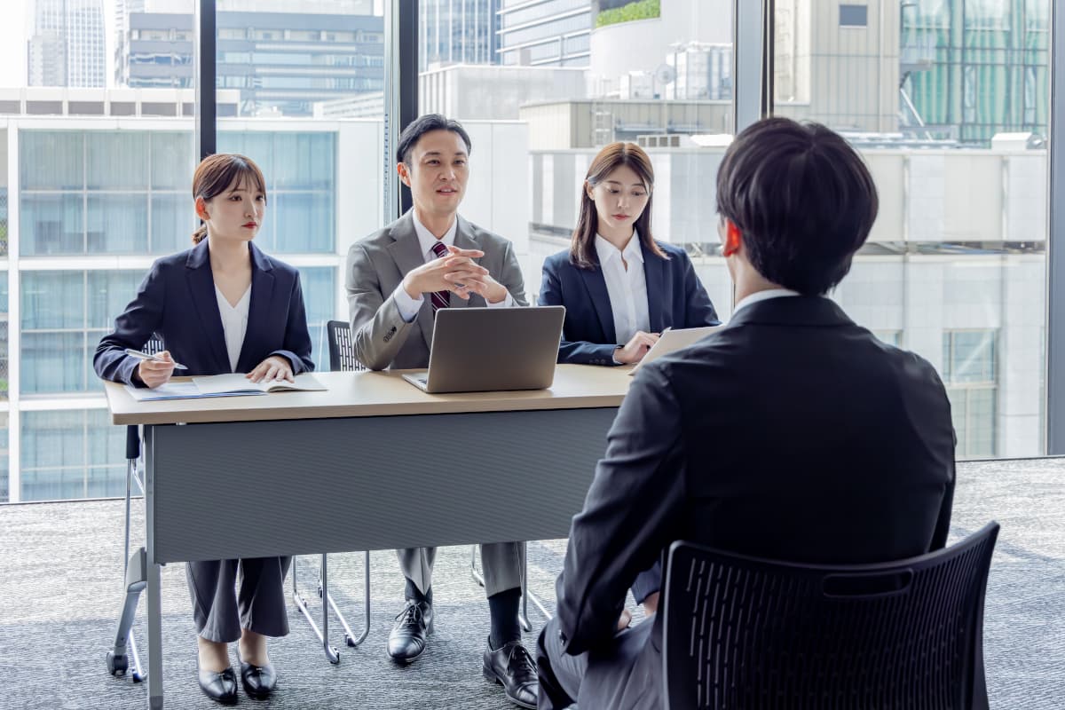 3人の面接官と面接をする第二新卒の男性