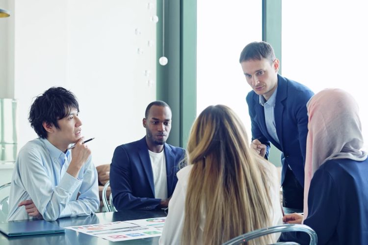 同僚と一緒に仕事をする人たち