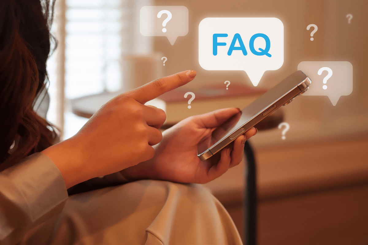 スマホを持つ女性の手とFAQの吹き出しイラスト