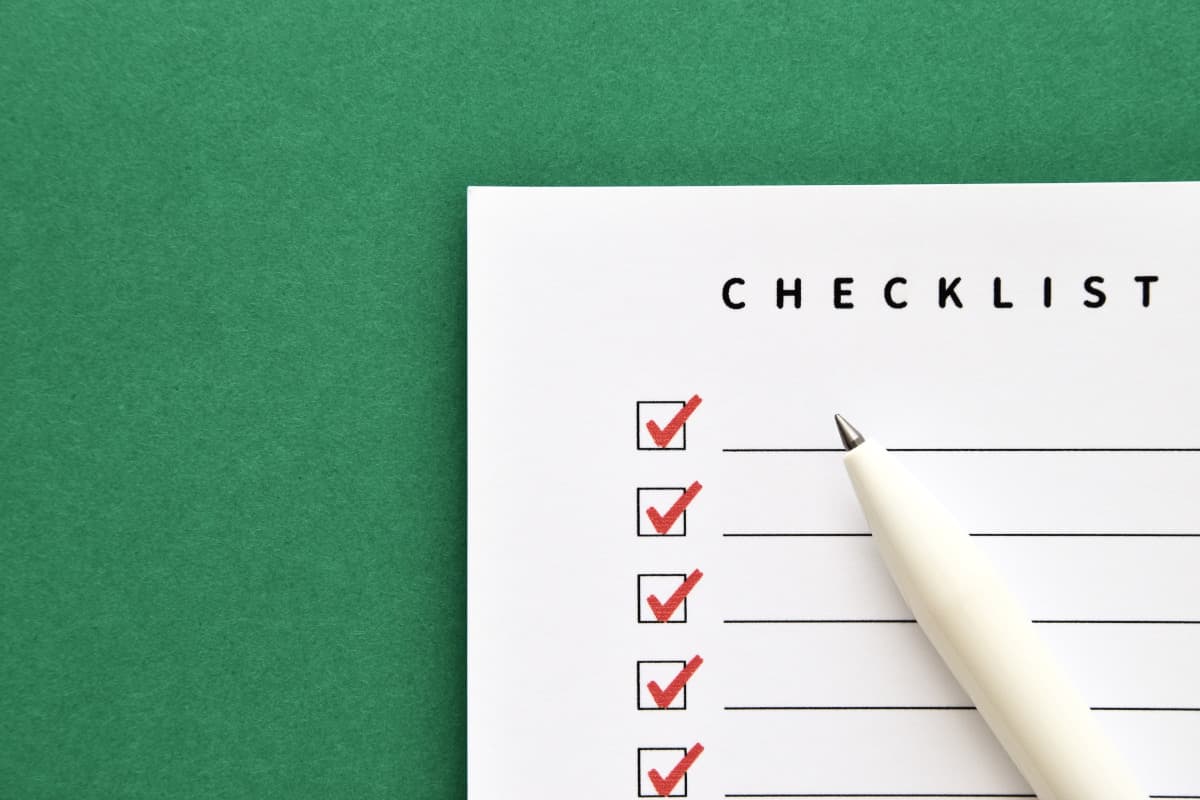 赤ペンでチェックが入れられたチェックリスト
