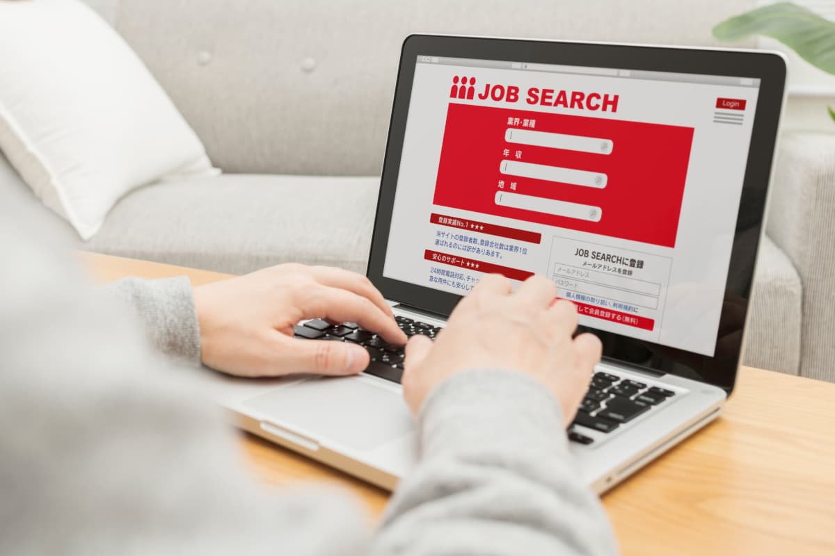 パソコンで求人情報を見る人