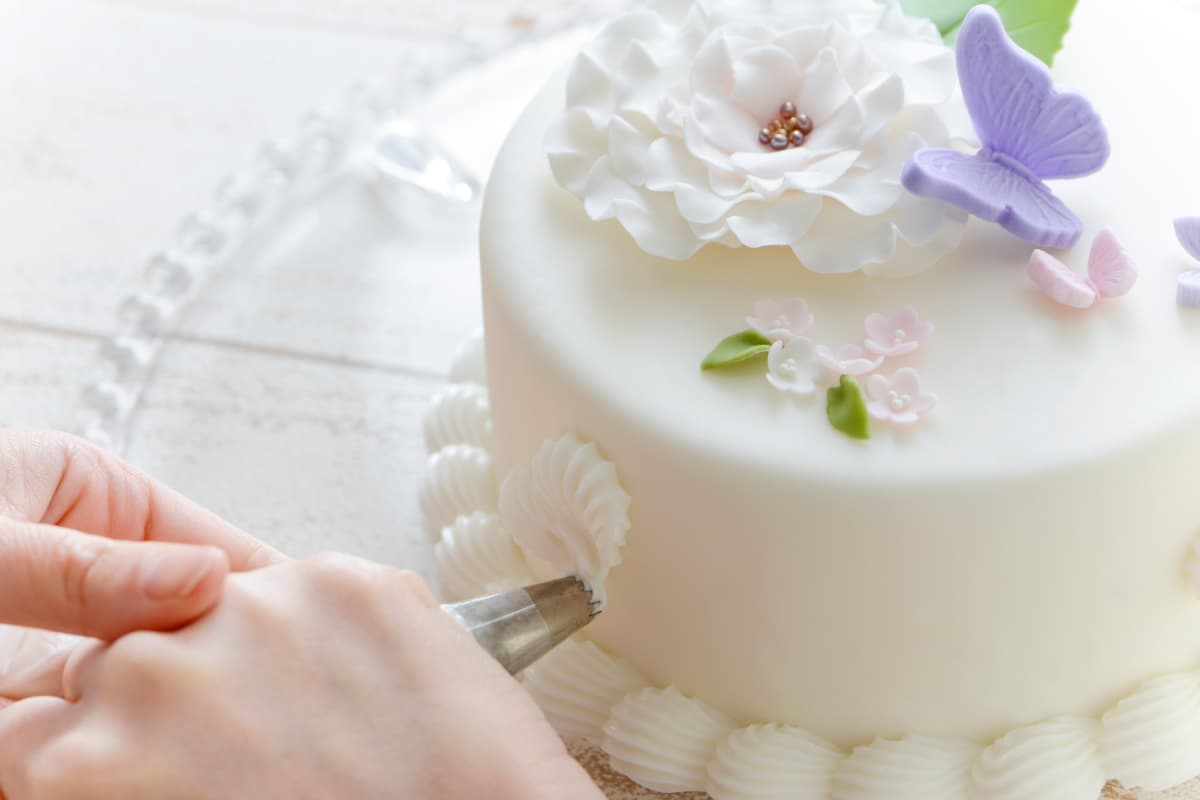 デコレーションケーキを作るパティシエの手