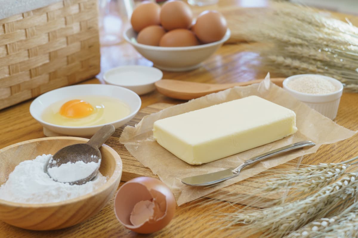 小麦粉やバターなどのケーキの材料