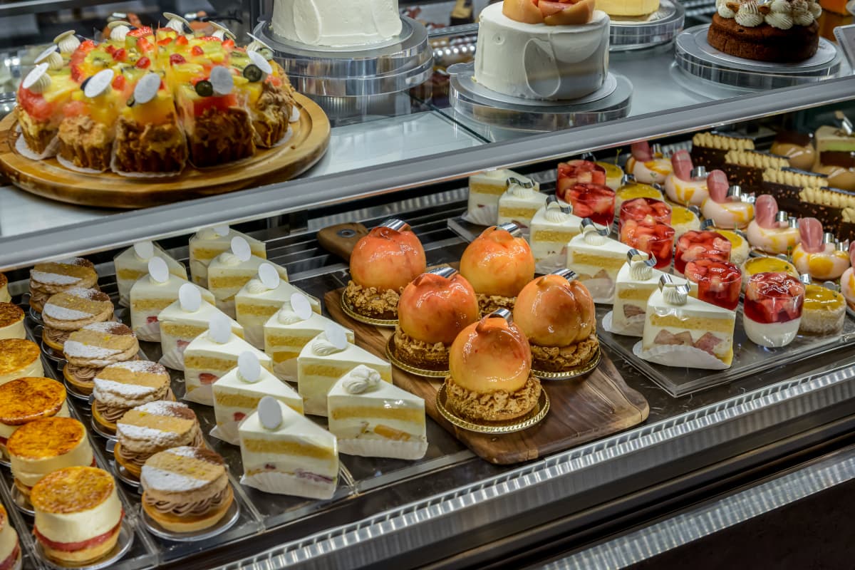 ショーケースの中に並ぶたくさんの種類のケーキ