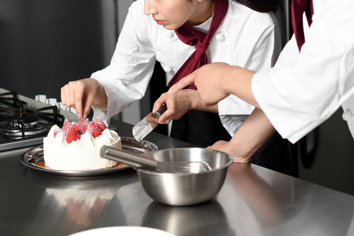 後輩に指導する先輩パティシエ