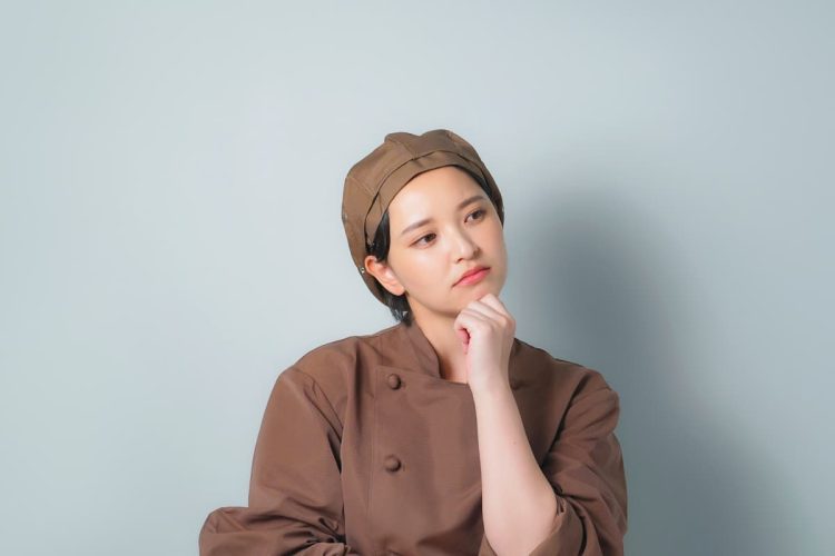 悩む女性