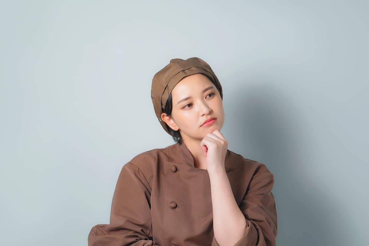 悩む女性