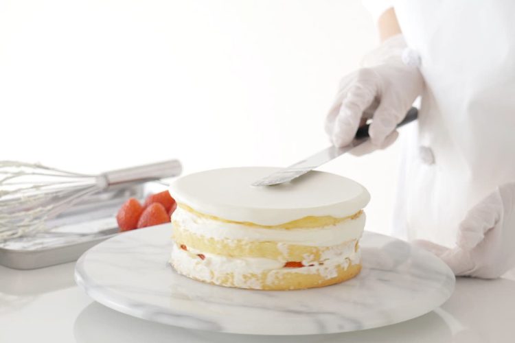 苺のショートケーキを作るパティシエの手