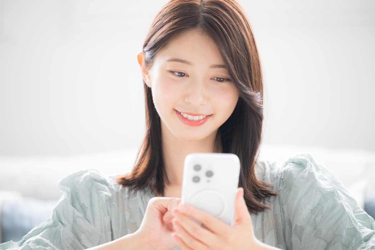 スマホでメッセージのやり取りをする女性