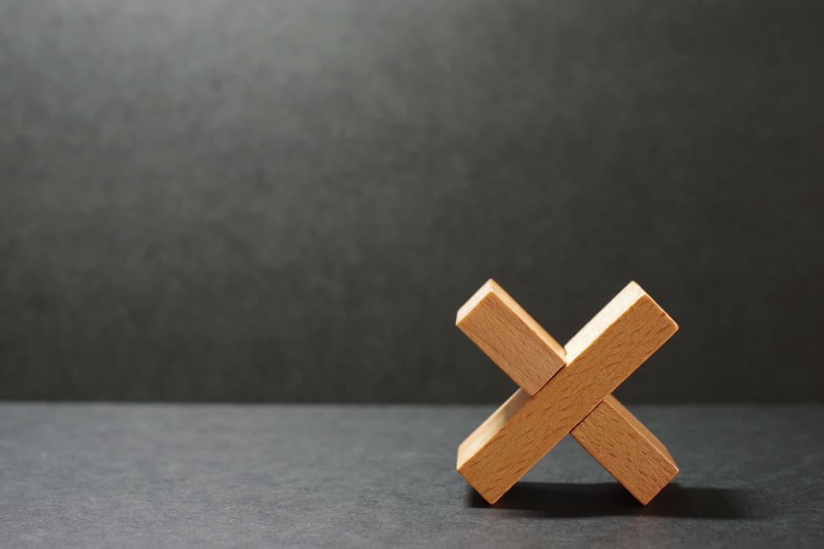 ✕マークの木のブロック