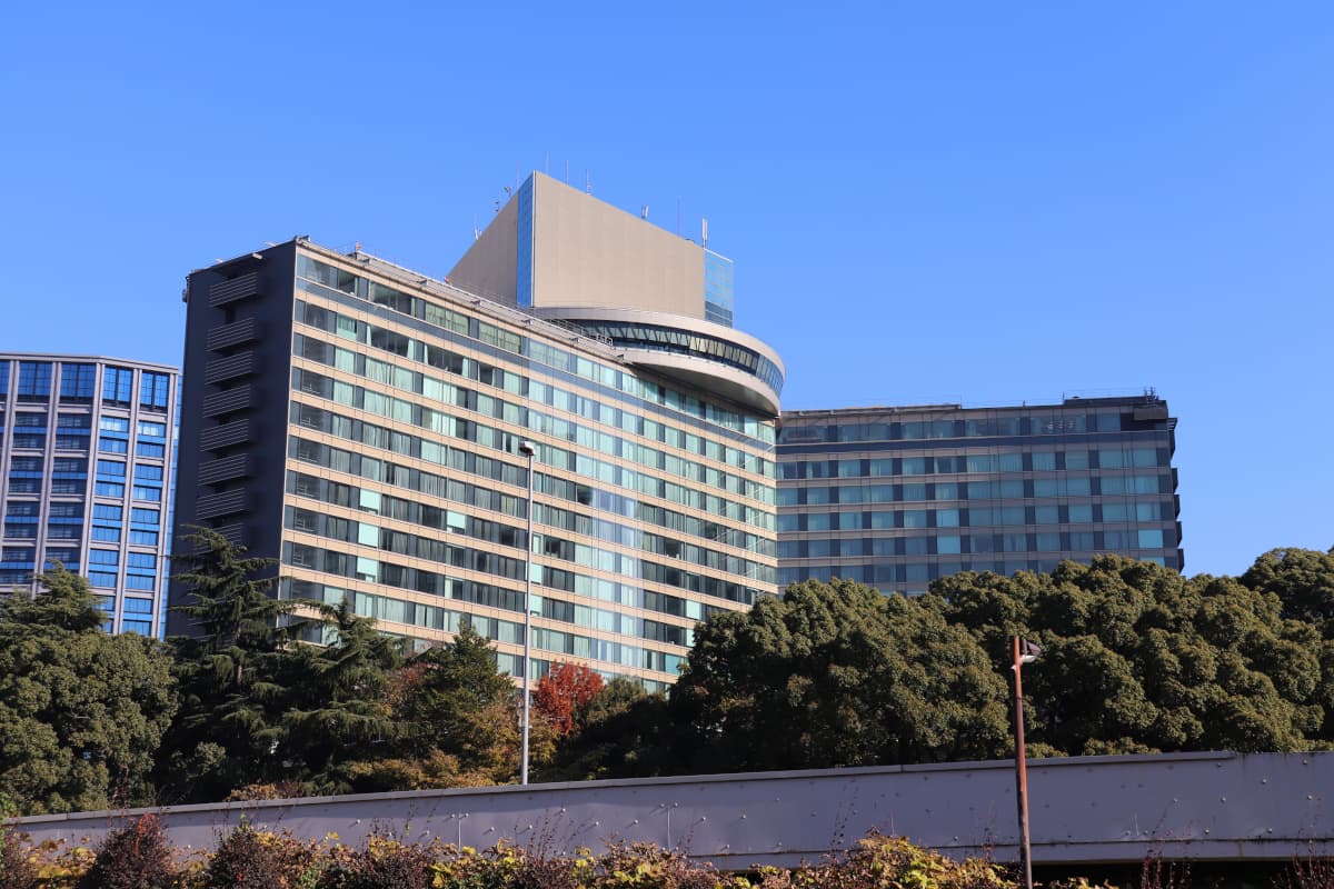 快晴の空を背景にしたホテルの外観