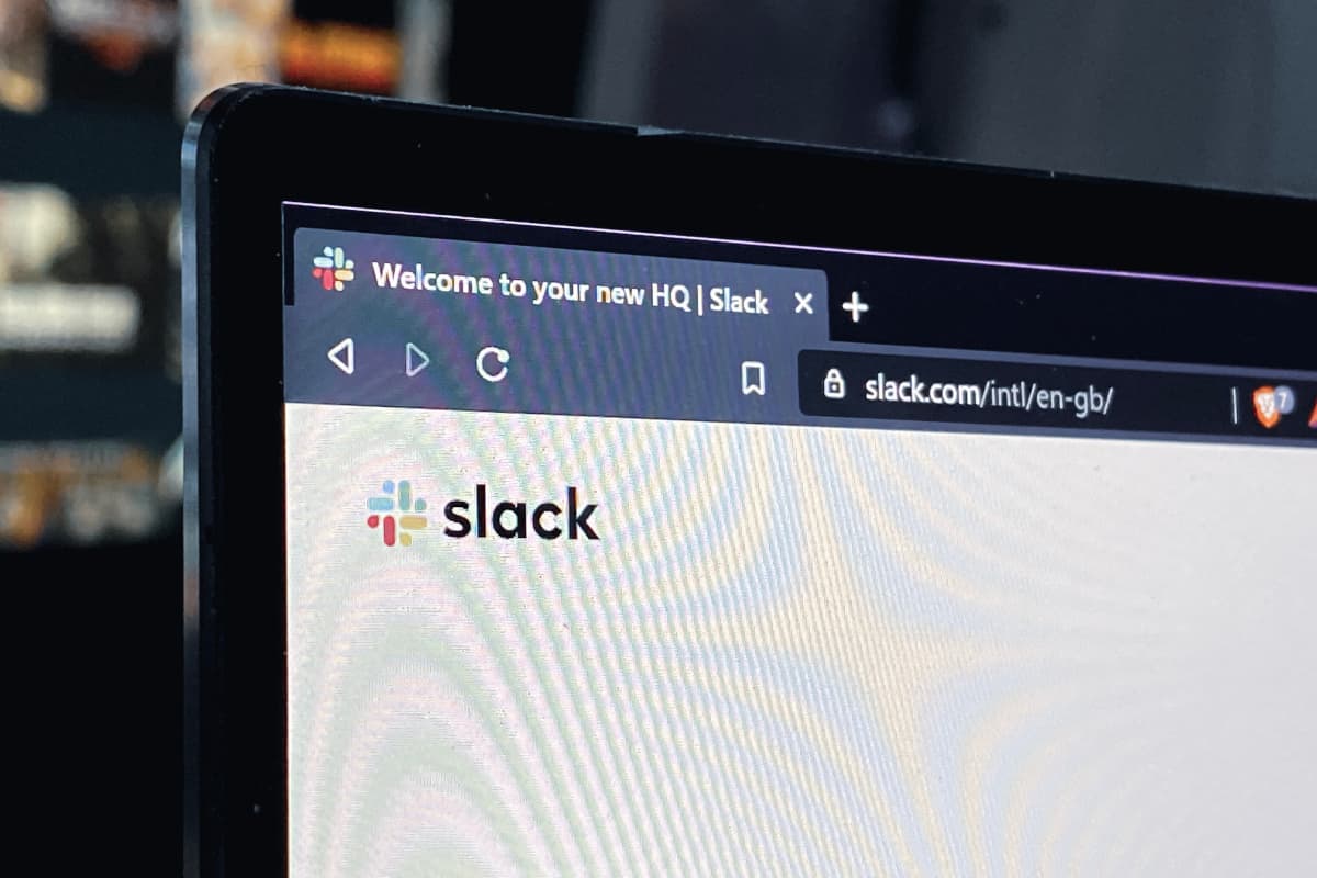 パソコン画面に表示されたSlack画面