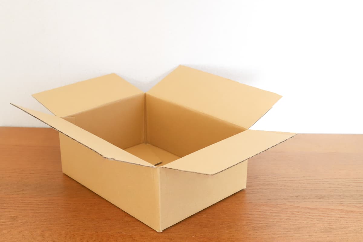 蓋が開いている空の段ボール