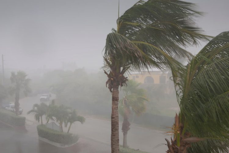 台風が来ている町