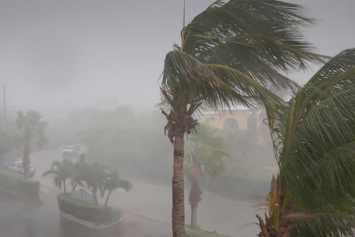 台風が来ている町