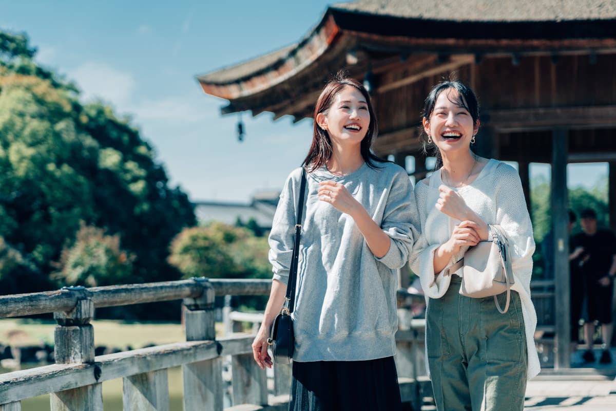 観光地を巡る二人の女性