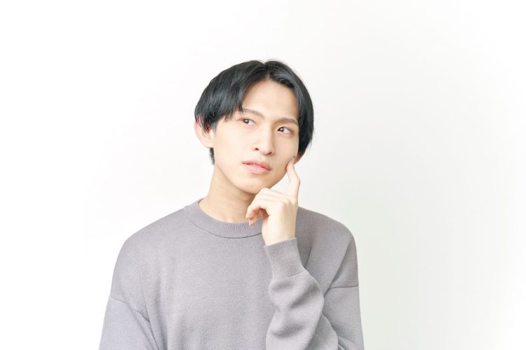 考えている男性