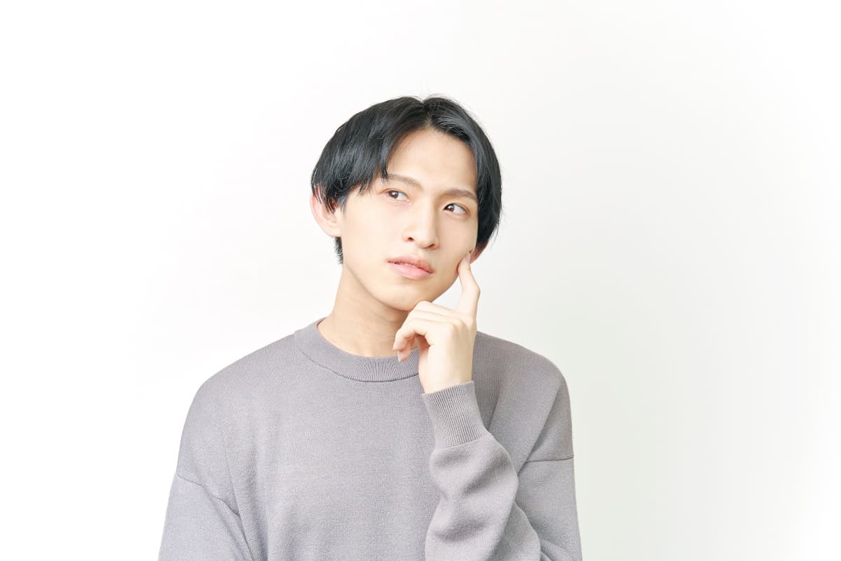 考えている男性