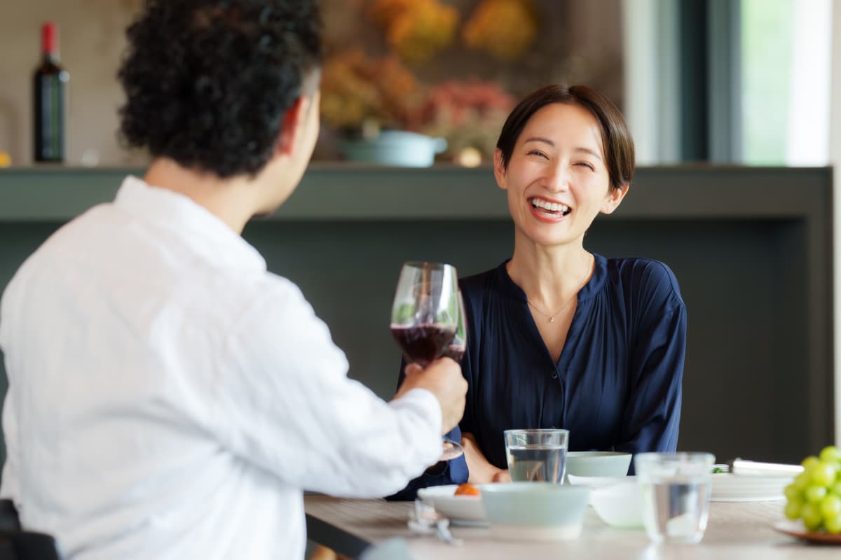 コース料理を楽しむ夫婦