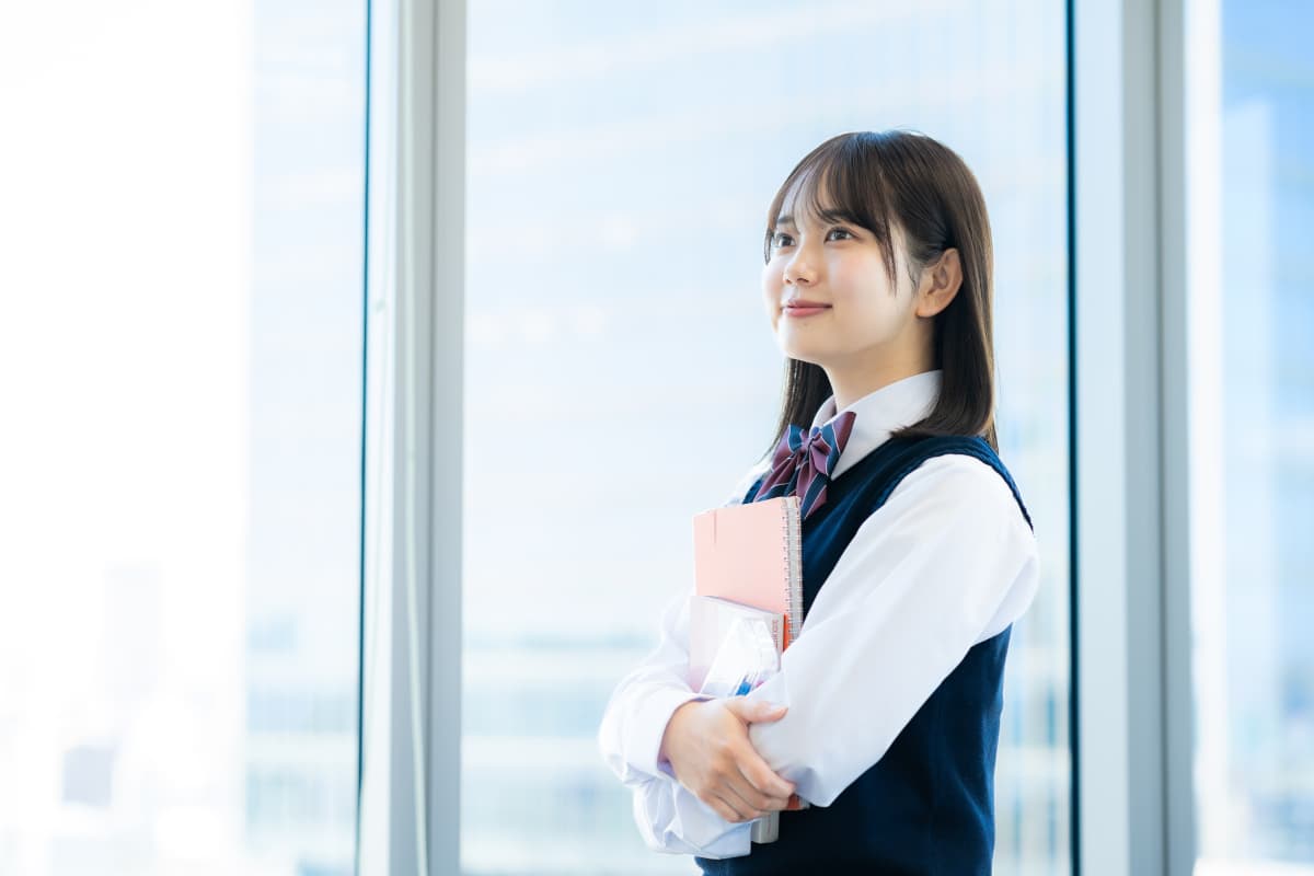 移動教室へ向かう女子高生