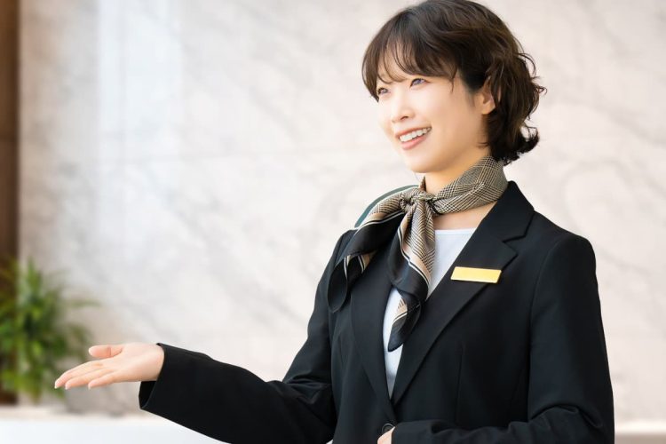 フロントに立つ女性スタッフ