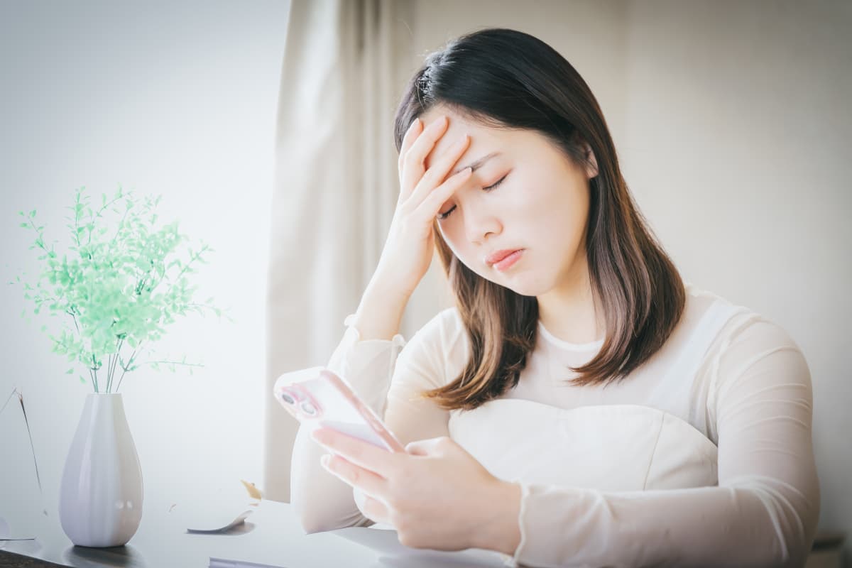 体調が悪い中で連絡を取ろうとしている女性
