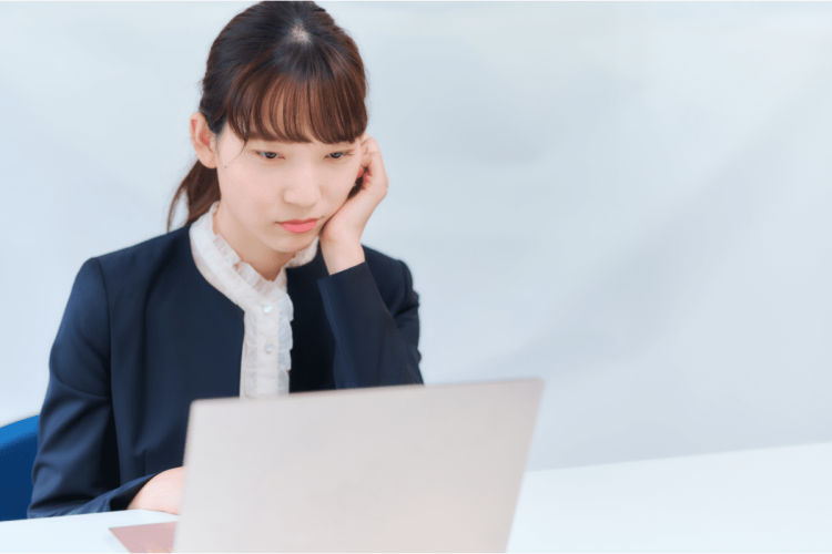 退屈な仕事をこなす女性