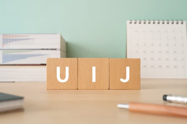 UIJと書かれた木のブロック